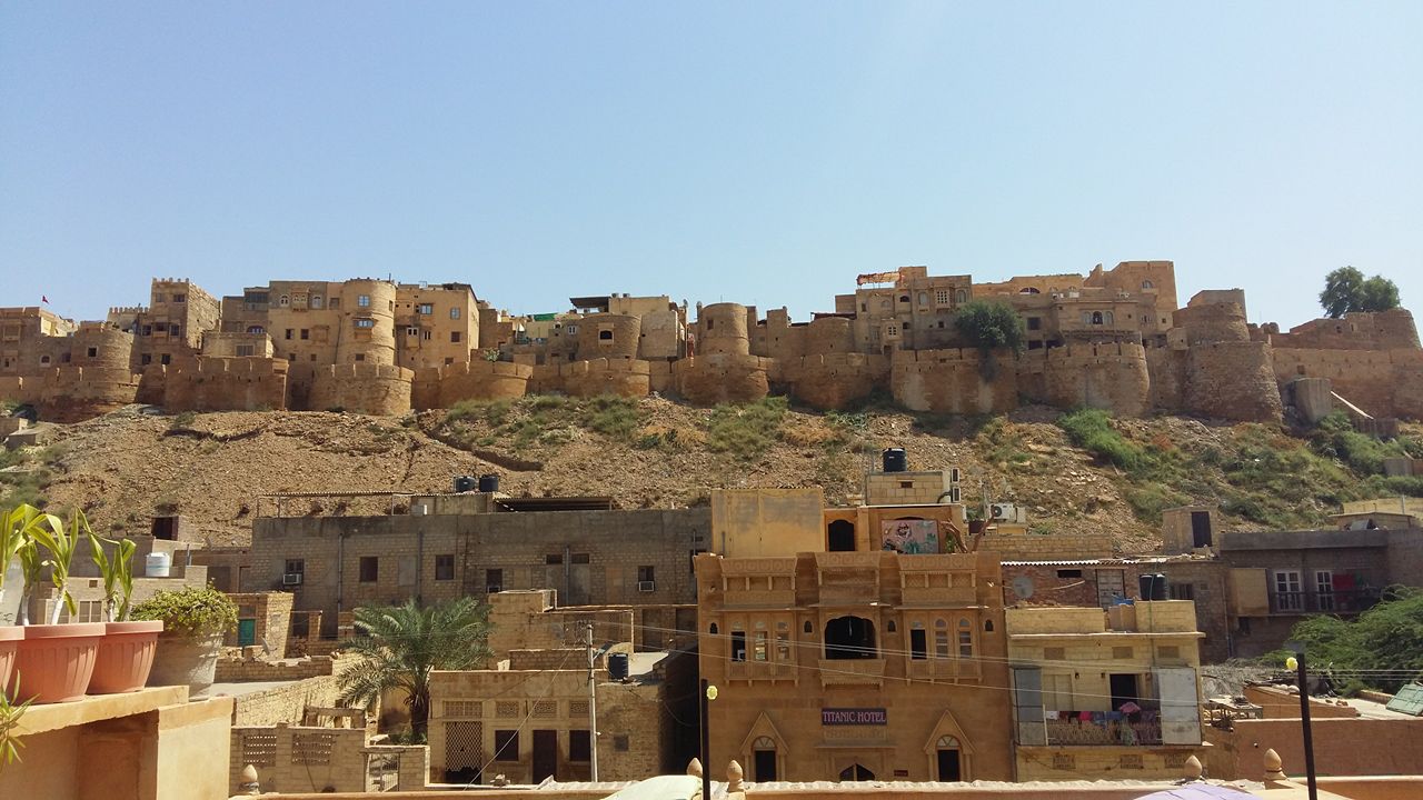 La majestuosa fortaleza de Jaisalmer desde nuestra terraza.